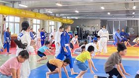 柔道防身體驗營連辦3天，寓教於樂引人潮。（圖／翻攝畫面）