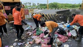 未落實垃圾分類  台西鄉整車垃圾遭退運雲林縣環保局自3月起執行垃圾破袋檢查，至今不合格率達6成，10日起再實施垃圾進焚化爐前抽驗，7天來已有5鄉鎮、5車遭拒絕進場，台西鄉公所也遭退運，公所16日呼籲民眾落實垃圾分類，並宣布將從嚴執行破袋檢查。（台西鄉公所提供）中央社記者姜宜菁傳真  113年7月16日