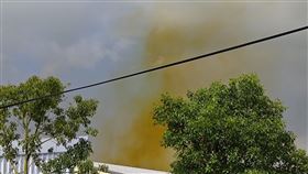 高雄大發工業區今（16）日下午有民眾抱怨，天空中飄著詭異黃色煙霧，甚至還散發出怪味。（圖／翻攝畫面）