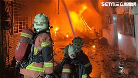 新北市新莊區化成路63巷內民宅發生火警。（圖／翻攝畫面）