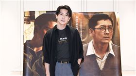 施名帥在劇中從領事身份淪為被壓迫的俘虜。（圖／公視提供）