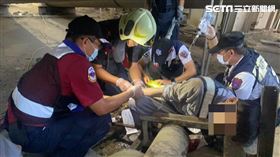 高雄市楠梓區1處新建工地發生意外，男性工人左手被砂石輸送帶捲入骨折。（圖／翻攝畫面）