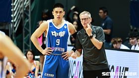 ▲瓊斯盃台灣藍總教練圖奇和陳盈駿交談。（圖／記者劉彥池攝影）