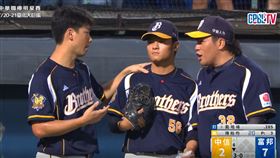 ▲富邦悍將、中信兄弟板凳清空，陳柏均被學長李振昌及曾頌恩包夾安慰。（圖／翻攝自CPBL TV）