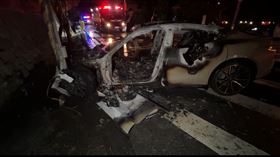 苗栗3車追撞！保時捷火燒車剩車殼