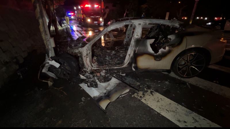 苗栗3車追撞！保時捷火燒車剩車殼