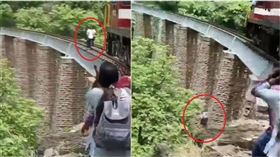本月15日，22歲的拉胡爾和20歲的珍維來到在當地知名的景點戈拉姆河壇橋上拍照，卻沒有注意到火車即將經過。（圖／翻攝TimesNow）