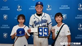 ▲富邦悍將張育成用實戰簽名球衣、球帽和球和球迷換回首轟球。（圖／記者劉彥池攝影）