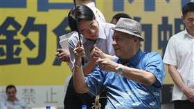 賴清德帶友邦慶賀團體驗釣蝦（3）520就職典禮即將登場，來自世界各地慶賀團陸續抵台，總統當選人賴清德（後）19日偕同副總統當選人蕭美琴，邀請友邦元首體驗台灣在地文化釣蝦場，上前關心吐瓦魯總理泰歐（Feleti Penitala Teo）（前）釣蝦成果。中央社記者徐肇昌攝  113年5月19日