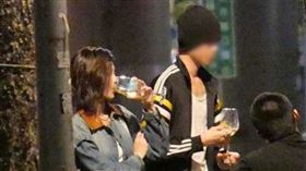 詹子萱抵達大安區某酒吧與一名毛帽男碰頭，兩人開始對飲。（圖／本刊攝影組）