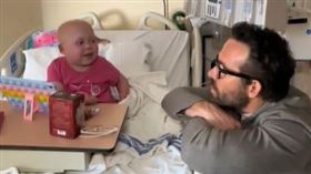 「死侍」萊恩‧雷諾斯曾去醫院探望貝拉。（圖／翻攝自TikTok）