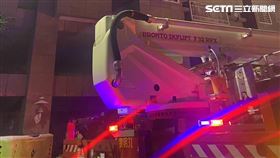 台中,墜樓,意外,垂掛,外牆（圖／翻攝畫面）