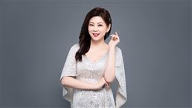 方馨為「樹飛雪」女性保養系列產品代言，展現美魔女魅力。（圖／火星人生物科技股份有限公司提供）