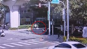  千元大鈔噴飛，快車道，鈔票滿天飛，警過濾監視器3小時，循線找到失主(圖／翻攝畫面)