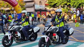 ▲警察騎重機開道路跑。（圖／翻攝自屏東縣政府警察局潮州分局粉絲專頁）