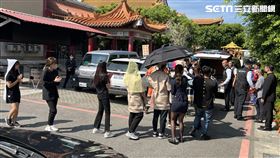 家祭結束後，親友傷心為他送行，陪他走完他人生最後一程。（圖／民眾提供）