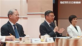 行政院長卓榮泰（圖中）今（17）日上午偕副院長鄭麗君（圖右）、秘書長龔明鑫（圖左）與媒體茶敘。（圖／記者盧素梅攝影)