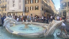 歐洲熱浪來襲  巴卡恰噴泉消暑歐洲熱浪來襲，義大利首都羅馬悶熱的天氣讓許多民眾和遊客待在噴泉旁消暑。圖為西班牙廣場旁著名的巴卡恰噴泉（Fontana della Barcaccia）。中央社記者陳攸瑋羅馬攝  112年7月19日