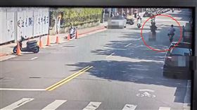 北投男「騎電動滑板車」上路遭撞！致命瞬間曝光了　搶救41天慘身亡。（圖／翻攝畫面）