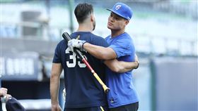 ▲富邦悍將張育成、中信兄弟艾士特賽前交談，2度握手擁抱。（圖／富邦悍將提供）