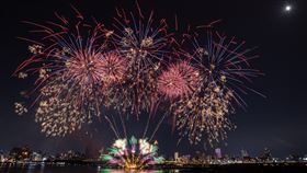 2024大稻埕夏日節煙火秀璀璨登場（2）2024大稻埕夏日節17日晚間舉行首場主題煙火秀，時長300秒，無數美麗煙花在夜空中綻放，與天邊一輪明月相互輝映。中央社記者鄭清元攝  113年7月17日