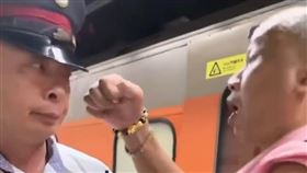 男子先在台中火車站鬧事，後來又在板橋站作勢毆打站務人員。（圖／翻攝自記者爆料網）