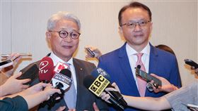 若川普上台  吳東亮：擔憂保護主義再起前美國總統川普稱台灣搶走晶片生意，應向美國付保護費，對此，工商協進會理事長吳東亮（左）17日在台北出席公亮紀念講座時受訪表示，若川普上台，是否會有保護主義、關稅大戰，這是要小心的，一旦提高關稅，恐怕加劇通膨，對世界經濟情勢產生負面影響，因此要密切關注。右為宏碁董事長暨執行長陳俊聖。中央社記者謝佳璋攝  113年7月17日