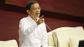 共享機車權利金　議員質疑北市府圖利業者台北市長柯文哲19日列席市議會市政總質詢。無黨籍議員陳政忠（圖）質詢時指出，北市3大共享機車享有免停車費優惠，總共繳給市府的權利金每年約新台幣40萬，但據他估計，業者每年有2.4億到3億的營收，質疑市府圖利業者。中央社記者張新偉攝  109年11月19日