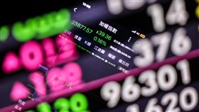 川普遇襲台股震盪近260點台股15日開盤後走勢震盪，上下波動近260點，回測下檔10日線約23716點支撐，上檔挑戰24000點關卡，主要電子權值股台積電、鴻海震盪，金融股下殺，牽動大盤動向。中央社記者翁睿坤攝  113年7月15日