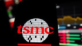 台積電攻上1000點（2）台股4日早盤創新高，勁揚291點，達23463點。台積電開盤成功挑戰1000元關卡，上漲21元。中央社記者吳家昇攝  113年7月4日