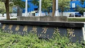 王男去年8月二度到嘉義縣某菸酒行，涉持手機偷拍女店員裙底春光，還觸碰其大腿及臀部。嘉義地院一審判決5個月徒刑，可易科罰金，並沒收未扣案手機。