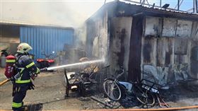 強大的火勢直接將整座倉庫給吞噬。（圖／消防局提供）