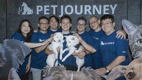 EMJ.LIFE／提供 EMJ.LIFE核心團隊成員與形象大使倪安東與其愛犬合影