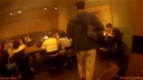 咖啡廳內的民眾，以為身著便衣的員警是嫌犯在擄人，差點報警。（圖／警方提供）
