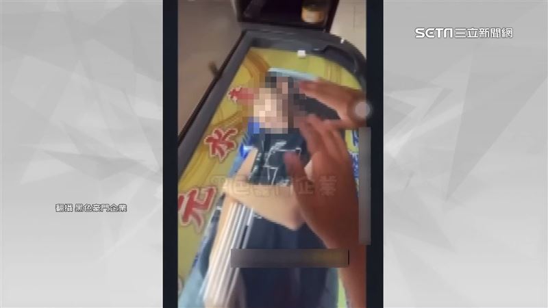 屁孩躺超商冰櫃食品全銷毀　律師揭下場