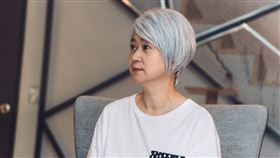 資深演員王月劇中飾演愛貓人士。（圖／逆光電影提供）