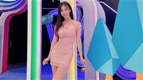 瑤瑤穿上XS的衣服，傲人身材包不住。（圖／翻攝自黃喬歆臉書）