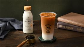 加入整瓶Dr.Milker極鮮乳　頂級鮮奶特有的濃郁鮮甜融合清香甘醇的茶湯（業配勿用）