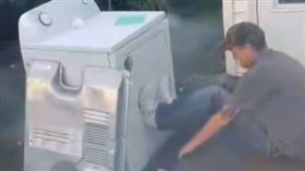 鞭炮，塞洗衣機，爆炸，男子被炸飛(圖／翻攝自每日郵報)