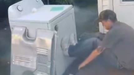 洗衣機塞鞭炮點火!男下秒被炸飛滿臉血