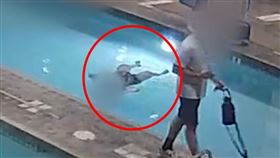 女屍體飄泳池無人知！大人小孩伴屍共游