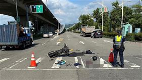 砂石車疑闖紅燈！撞噴26歲男頭部重創