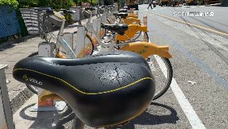 人為破壞？YouBike坐墊裂開　疑豔陽曬的