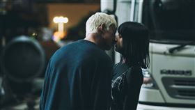 吳慷仁和李沐在《塑膠花》上演浪漫吻戲。（圖／抓馬文化提供）