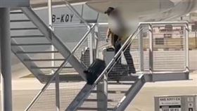 一名旅客在機場候機室等待途中，發現玻璃窗外的地勤用手將旅客的行李箱從樓梯高處往下推，導致行李向下掉時多次經過碰撞。對此，國泰航空也證實，影片中是服務商的一名員工涉案，目前已經將她調離崗位。（圖／翻攝自微博）