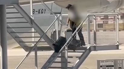 地勤扔行李箱6連摔下樓梯！國泰航空認了