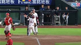 樂天桃猿、味全龍之戰5局下，嚴宏鈞回本壘衝撞主審、受傷退場。（圖／翻攝自CPBLTV Youtube頻道）