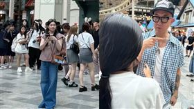 大S被網友捕捉和具俊曄帶兒女去韓國遊樂園玩。（圖／翻攝自微博）