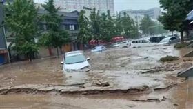 中國陝西暴雨狂炸…寶雞「街道變黃河」畫面曝！民眾哀號：車被沖走了（圖／翻攝自搜狐新聞微博）
