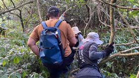 山友們相約爬山，卻不慎迷路。（圖／消防局提供）